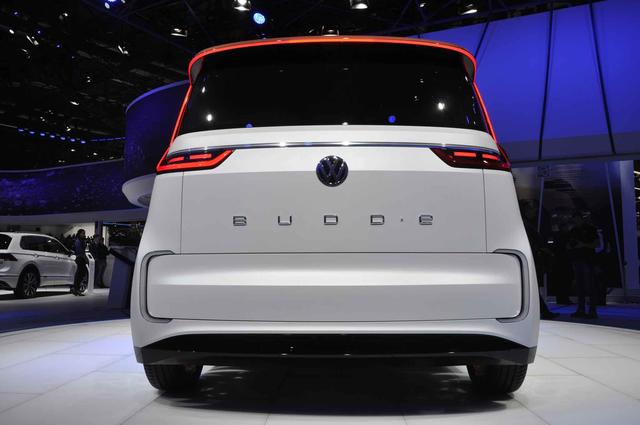 La densidad eléctrica de la bateria alimenta dos motores eléctricos que propulsan los dos ejes